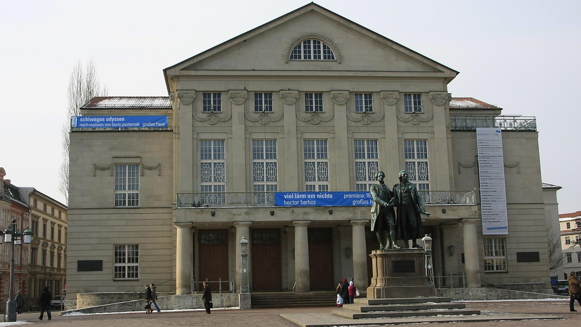 Blick auf den Theaterplatz in Weimar mit dem Goethe-Schiller-Denkmal und dem Nationaltheater Blick auf den Theaterplatz in Weimar mit dem Goethe-Schiller-Denkmal und dem Nationaltheater