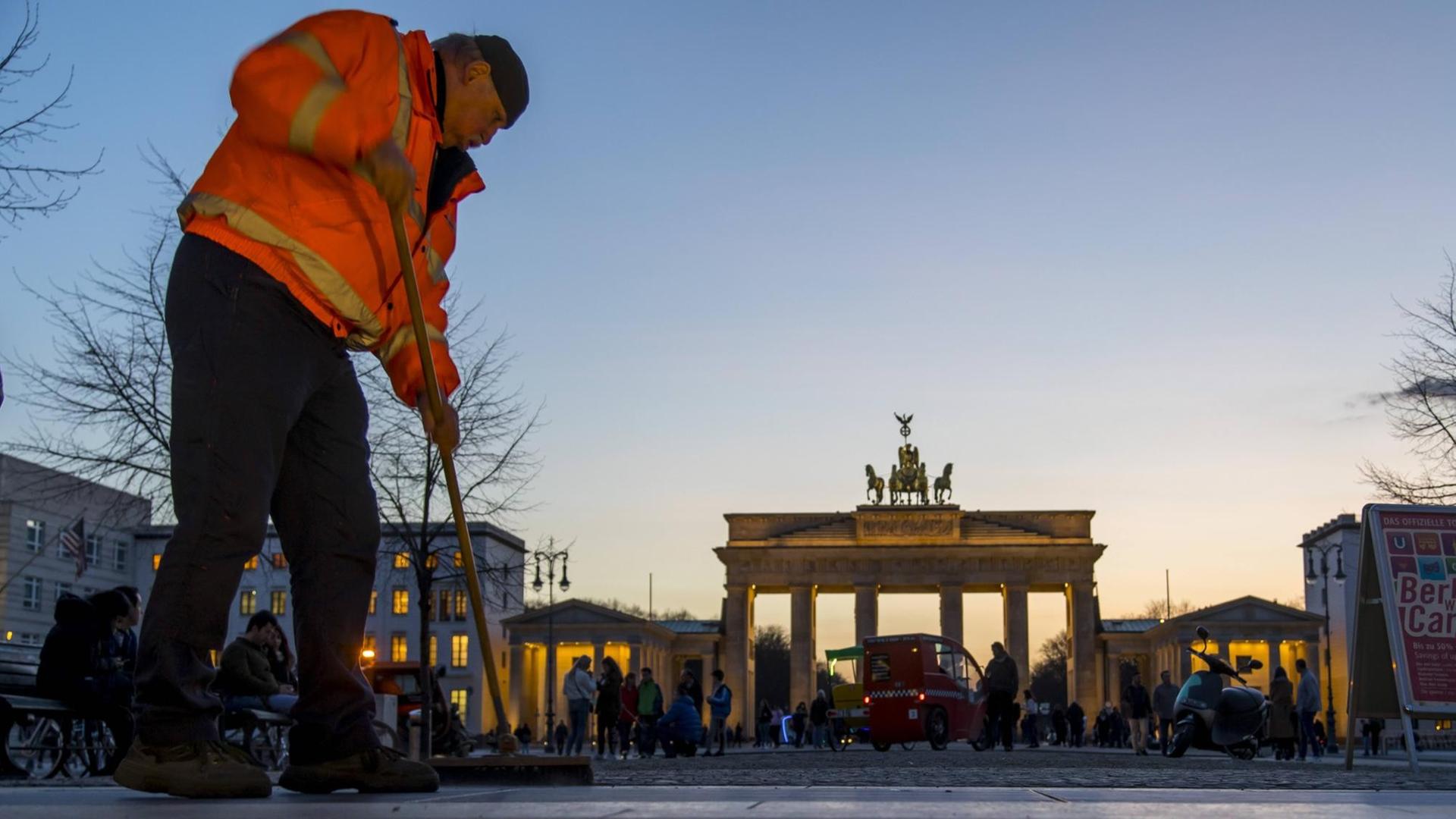 Ein Mann reinigt den Ausgang des U-Bahnhofes Brandenburger Tor in Berlin. Ein Mann reinigt den Ausgang des U-Bahnhofes Brandenburger Tor in Berlin.