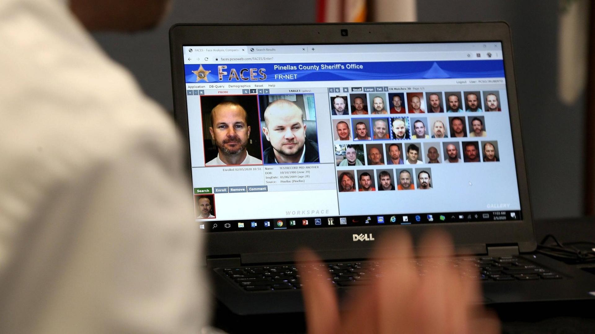 Auf einem Notebook-Monitor ist eine Demonstration des biometrischen "FACES"- (Face Analysis Comparison and Examination) Systems zu sehen. Pinellas County Sheriff Office, Largo, Florida, USA Auf einem Notebook-Monitor ist eine Demonstration des biometrischen "FACES"- (Face Analysis Comparison and Examination) Systems zu sehen. Pinellas County Sheriff Office, Largo, Florida, USA
