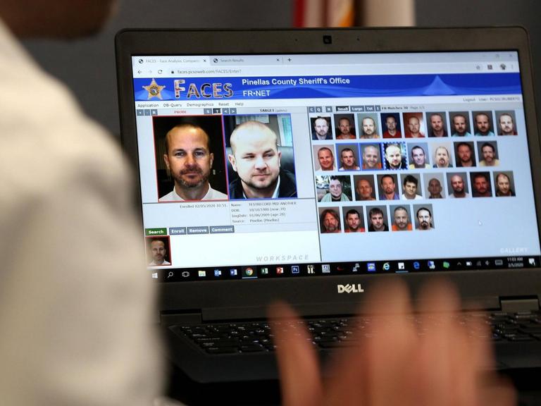 Auf einem Notebook-Monitor ist eine Demonstration des biometrischen "FACES"- (Face Analysis Comparison and Examination) Systems zu sehen. Pinellas County Sheriff Office, Largo, Florida, USA
