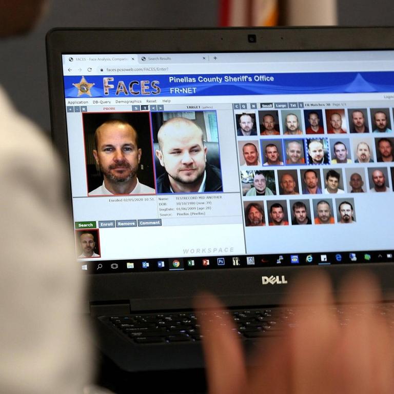 Auf einem Notebook-Monitor ist eine Demonstration des biometrischen "FACES"- (Face Analysis Comparison and Examination) Systems zu sehen. Pinellas County Sheriff Office, Largo, Florida, USA