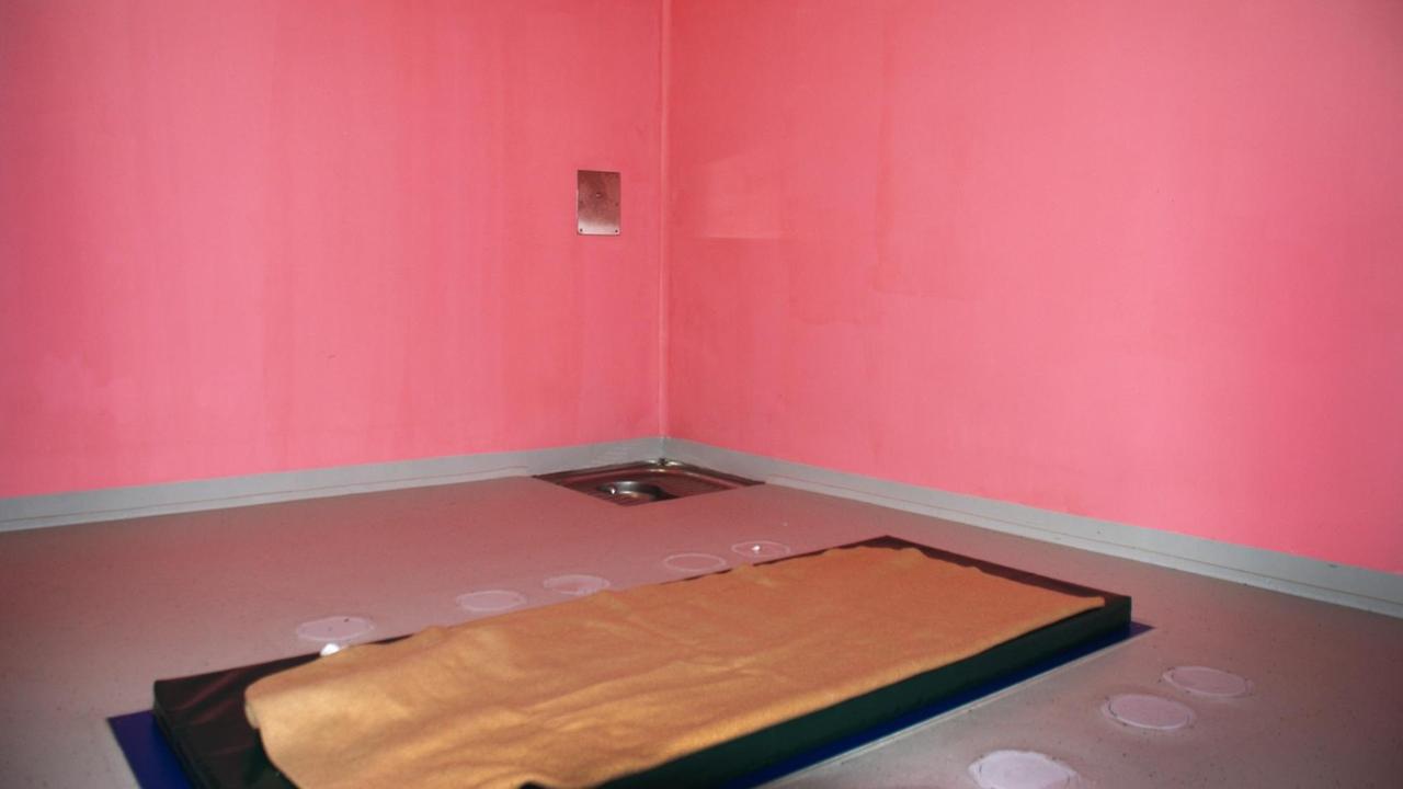 Blick in eine "rosa Zelle" in der Justizvollzugsanstalt Attendorn. In dem besonders gesicherten Haftraum ohne Mobiliar und andere gefährdende Gegenstände werden Gefangene isoliert, wenn sie sich selber oder andere verletzen könnten, die Farbe soll beruhigend auf die Häftlinge wirken