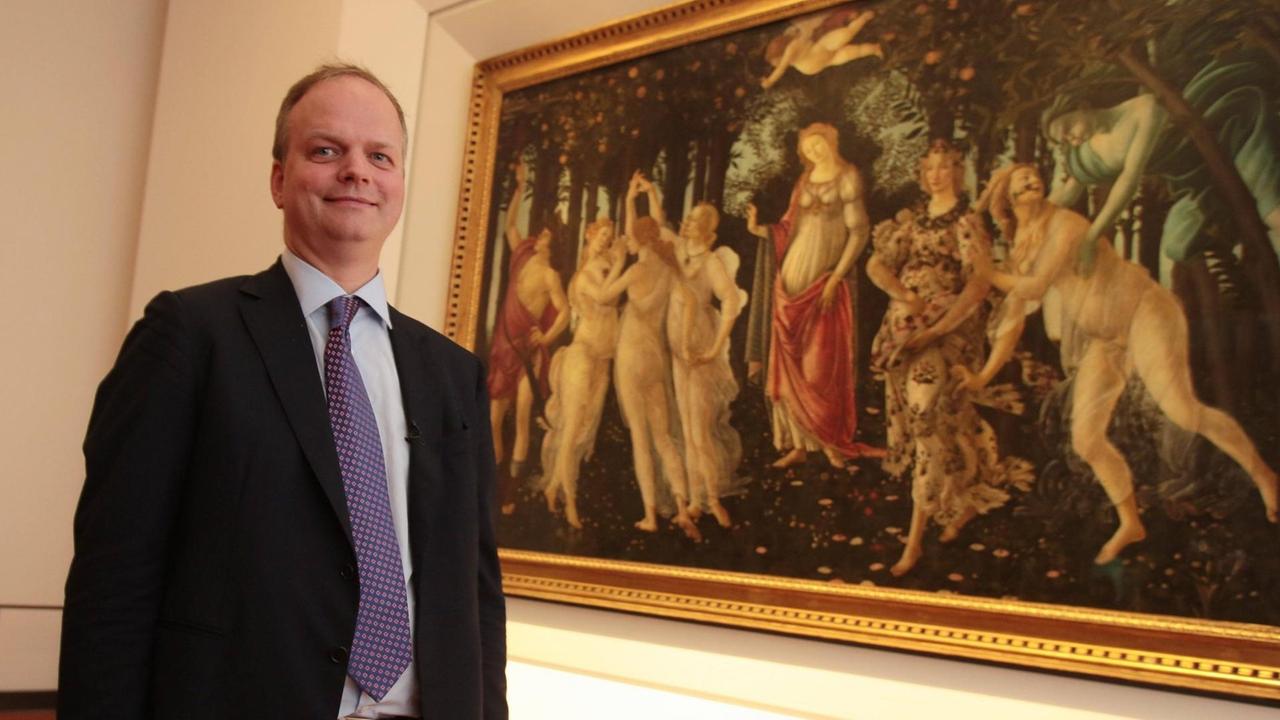 Eike Schmidt, amtierender Direktor der Uffizien in Florenz vor dem Gemälde 'Primavera' von Sandro Botticelli. Eike Schmidt, amtierender Direktor der Uffizien in Florenz vor dem Gemälde 'Primavera' von Sandro Botticelli.