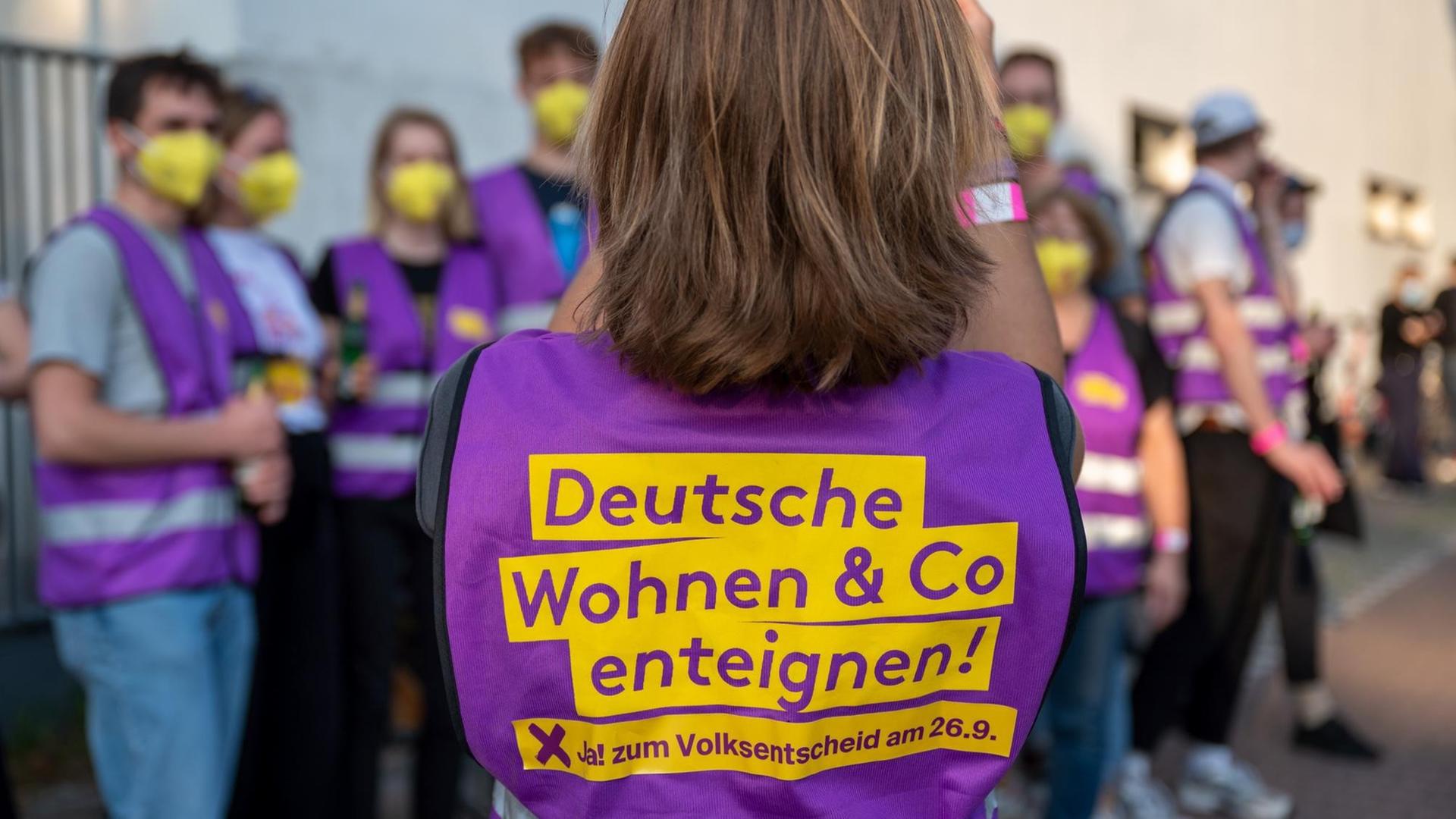 Unterstützer der Initiative „Deutsche Wohnen und Co. enteignen“ sammeln sich vor Beginn der Wahlparty der Initiative vor den Union-Filmstudios. Unterstützer der Initiative „Deutsche Wohnen und Co. enteignen“ sammeln sich vor Beginn der Wahlparty der Initiative vor den Union-Filmstudios.