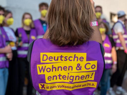Unterstützer der Initiative „Deutsche Wohnen und Co. enteignen“ sammeln sich vor Beginn der Wahlparty der Initiative vor den Union-Filmstudios.