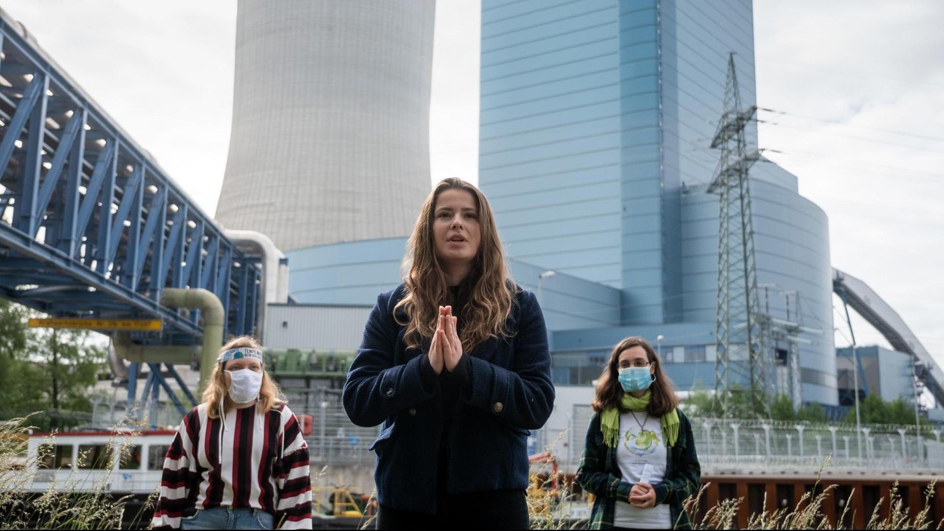 Die Fridays for Future-Aktivistin Luisa Neubauer protestiert vor dem Kohlekraftwerk Datteln 4 gegen Energiegewinnung aus Kohle. Die Fridays for Future-Aktivistin Luisa Neubauer protestiert vor dem Kohlekraftwerk Datteln 4 gegen Energiegewinnung aus Kohle.