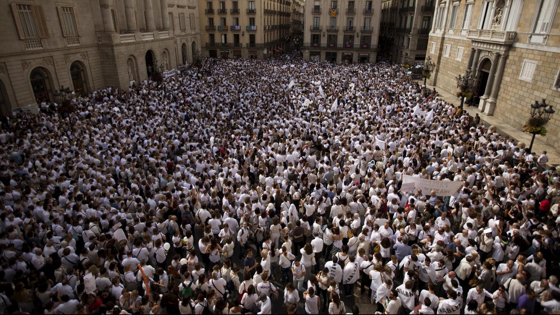 Menschen in Barcelona demonstrieren für eine Einheit des Landes. Menschen in Barcelona demonstrieren für eine Einheit des Landes.