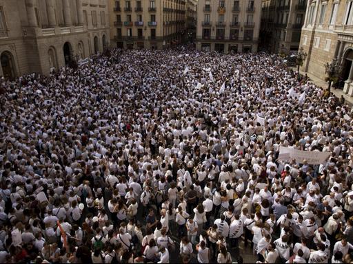 Menschen in Barcelona demonstrieren für eine Einheit des Landes.