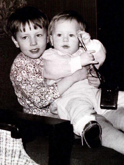 Die Autorin und ihr Bruder als Kinder.