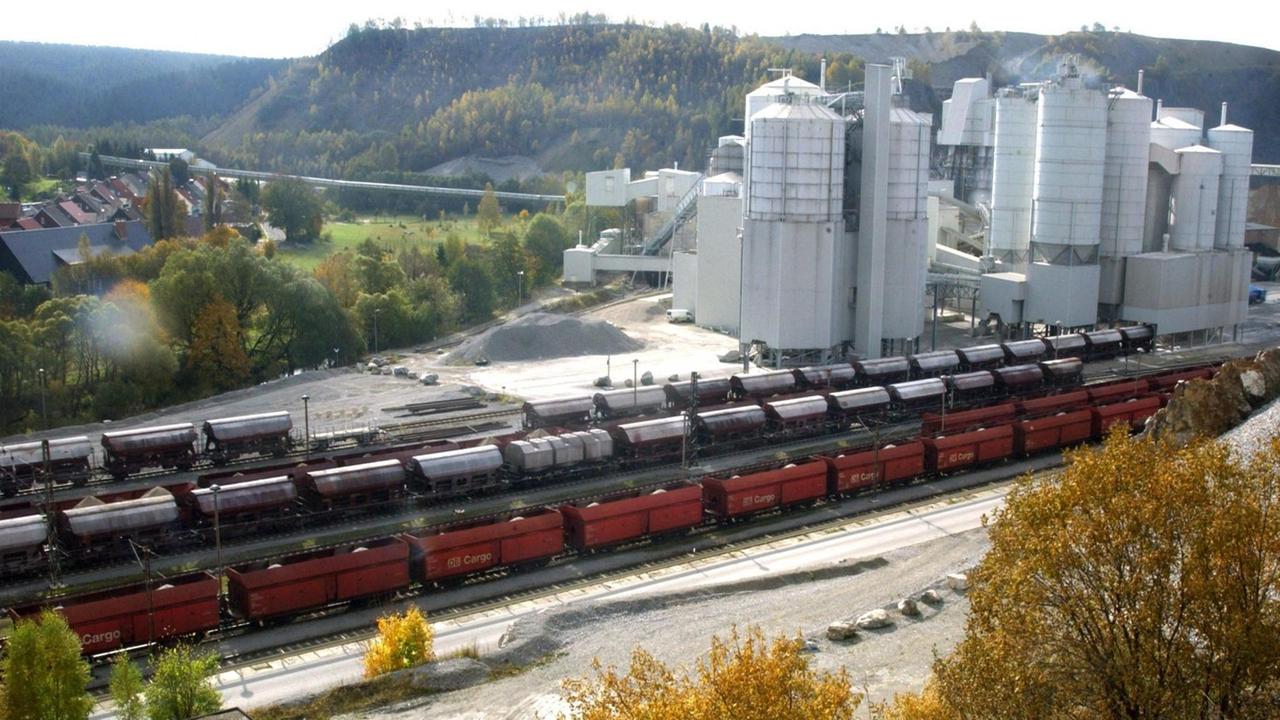 Elbingerode (Sachsen-Anhalt): Das Kalkwerk der Fels Werke GmbH am 07.11.2002 bei Elbingerode im Harz. In den Betrieb, der aus dem VEB Harzer Kalk und Zementwerke hervorgegangen ist und der Kalkprodukte herstellt, In dem Betrieb, der aus dem VEB Harzer Kalk und Zementwerke hervorgegangen ist und der Kalkprodukte herstellt, wurden in den letzten Jahren mehr als 60 Millionen Mark in Filter und Entstaubungsanlagen investiert. Außerdem verringerte man den Kohlendioxid-Ausstoß um 25 Prozent durch Verwendung von Erdgas in den Brennöfen. Ein großer Teil der Produkte wird per Schiene zum Verbraucher transportiert. (MGB452-121102) | Verwendung weltweit Elbingerode (Sachsen-Anhalt): Das Kalkwerk der Fels Werke GmbH am 07.11.2002 bei Elbingerode im Harz. In den Betrieb, der aus dem VEB Harzer Kalk und Zementwerke hervorgegangen ist und der Kalkprodukte herstellt, In dem Betrieb, der aus dem VEB Harzer Kalk und Zementwerke hervorgegangen ist und der Kalkprodukte herstellt, wurden in den letzten Jahren mehr als 60 Millionen Mark in Filter und Entstaubungsanlagen investiert. Außerdem verringerte man den Kohlendioxid-Ausstoß um 25 Prozent durch Verwendung von Erdgas in den Brennöfen. Ein großer Teil der Produkte wird per Schiene zum Verbraucher transportiert. (MGB452-121102) | Verwendung weltweit