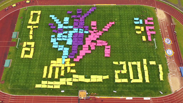1.787 Mädchen und Jungen aus Berlin und Brandenburg proben die Choreografie des Kinderbildes für die große Gala im Olympiastadion. 1.787 Mädchen und Jungen aus Berlin und Brandenburg proben die Choreografie des Kinderbildes für die große Gala im Olympiastadion.