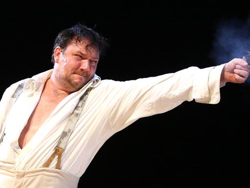 Der Schauspieler Charly Hübner steht im Rahmen des Stückes "Onkel Wanja" auf der Bühne im Deutschen Schauspielhaus in Hamburg.