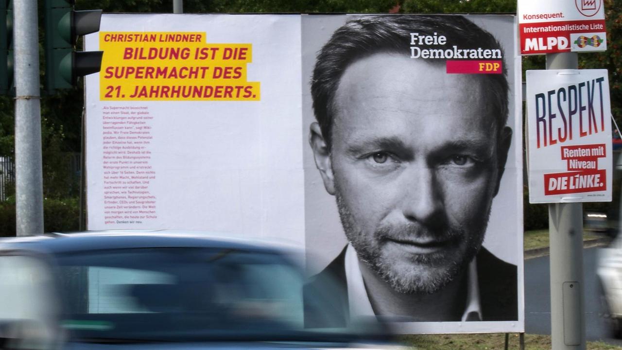 Drei Wahlplakate der Partei FDP - mit Christian Lindner Drei Wahlplakate der Partei FDP - mit Christian Lindner