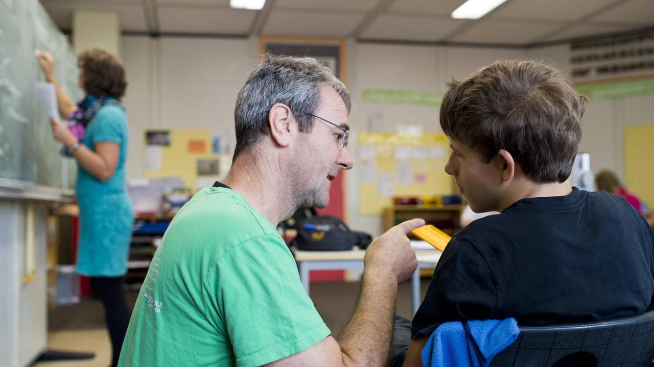 Ein Lehrer betreut einen behinderten Schüler in einer Schule in der Christoph-Lichtenberg-Gesamtschule in Göttingen Ein Lehrer betreut einen behinderten Schüler in einer Schule in der Christoph-Lichtenberg-Gesamtschule in Göttingen