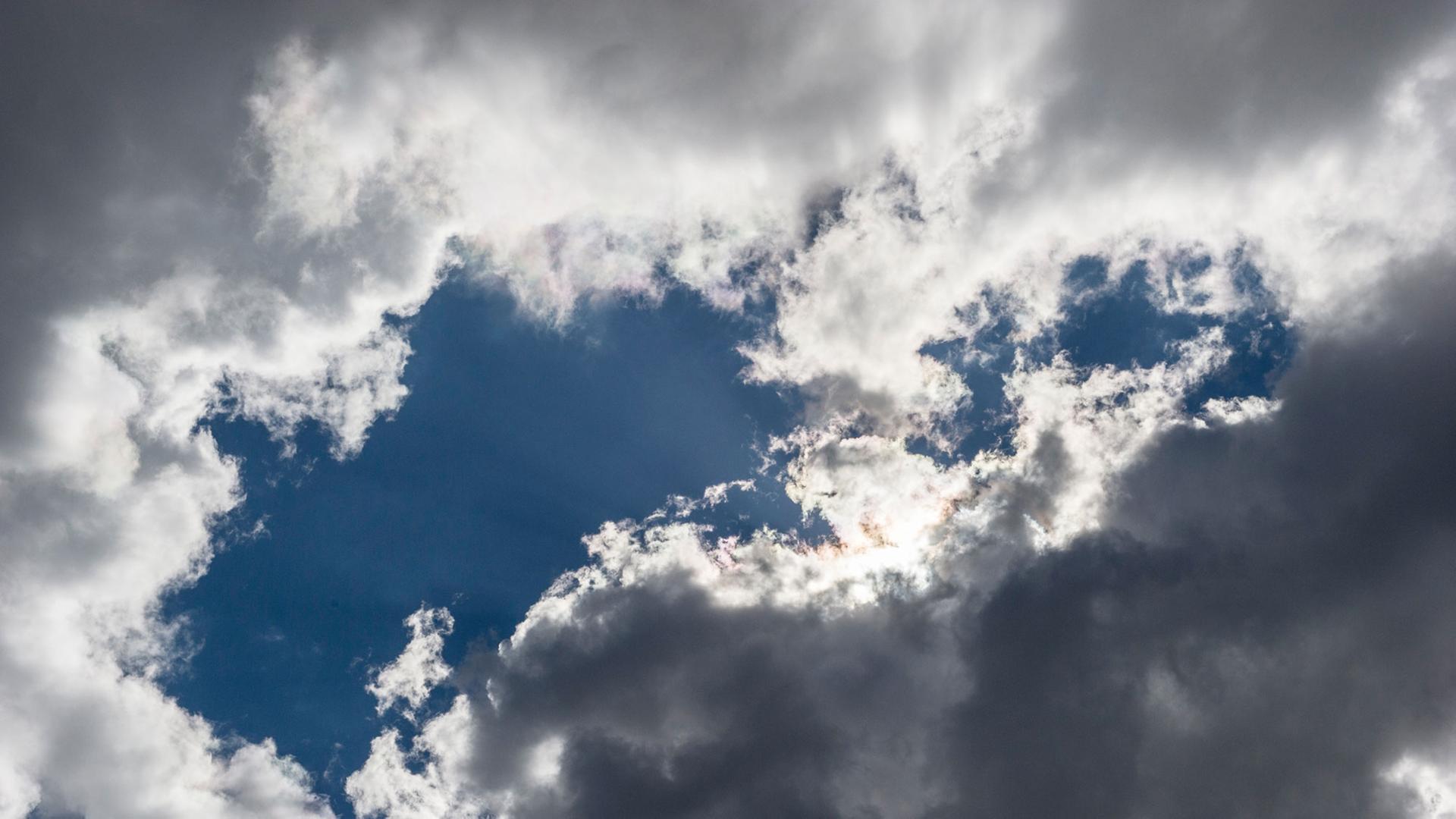 Blick auf ein Wolkenloch am Himmel. Blick auf ein Wolkenloch am Himmel.