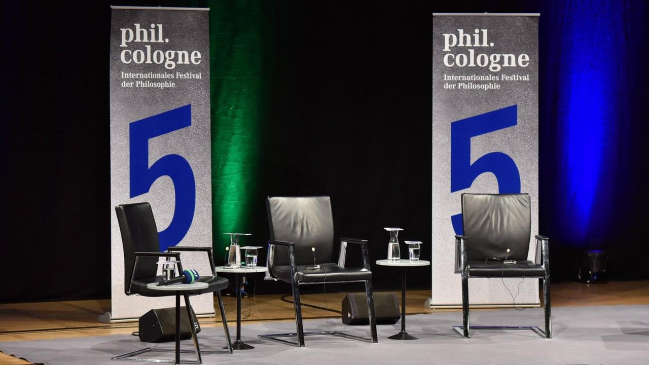 Stühle und Plakat auf der Bühne am 07.06.2017 in Köln auf der 5. phil.COLOGNE, das internationale Festival der Philosophie. Stühle und Plakat auf der Bühne am 07.06.2017 in Köln auf der 5. phil.COLOGNE, das internationale Festival der Philosophie.