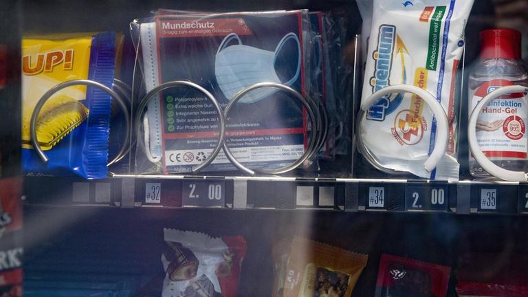 Ein Automat auf einem Gleis der Deutschen Bahn am Bahnhof ist neben Süßigkeiten und anderen Dingen auch mit Masken bestückt