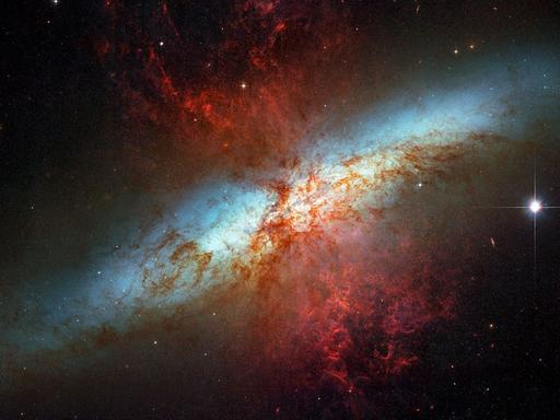 In der Galaxie M 82 stießen Forscher schon vor einigen Jahren auf ein Schwarzes Loch mittlerer Größe