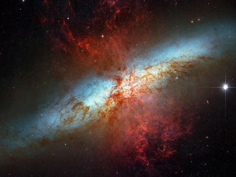 In der Galaxie M 82 stießen Forscher schon vor einigen Jahren auf ein Schwarzes Loch mittlerer Größe