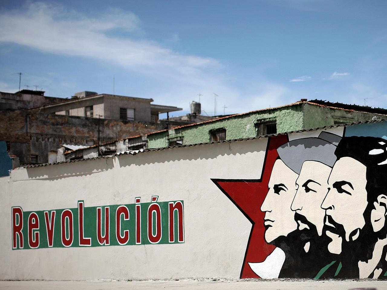 Straßenbild in Havanna: Konterfeis unter anderem von Fidel castro und Ernesto "Che" Guevara. 