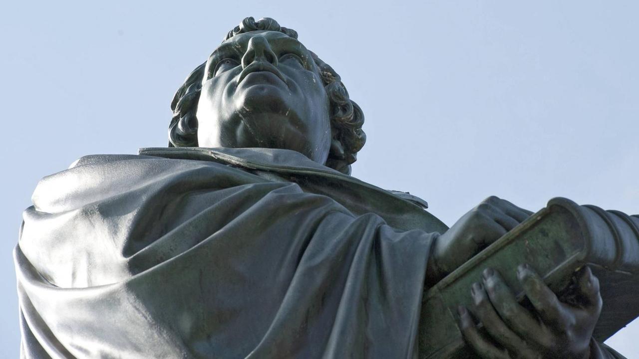 Skulptur von Martin Luther am Lutherdenkmal in Worms am 06.07.2012. Das weltweit größte Denkmal des Reformators Martin Luther steht in der Mitte einer Skulpturengruppe in Worms. Der mit Kirchenbann belegte Augustinermönch war 1521 vor dem Wormser Reichstag zitiert worden und verteidigte vor Kaiser Karl V. seine Thesen, die er 1517 an die Tür an der Wittenberger Schlosskirche angeschlagen hatte. Das Ereignis gilt als Beginn der Kirchenreformation. Luther weigerte sich vor Kaiser und Reichstag, seine Ansichten zu widerrufen. Der Dresdner Bildhauer Ernst Rietschel schuf das Reformationsdenkmal, erlebte die feierliche Enthüllung seines Monuments im Sommer 1868 jedoch nicht mehr. Auf der ganzen Welt hatte ein privater Verein ab Mitte des 19. Jahrhunderts Spenden gesammelt, um an Luthers mutigen Auftritt 1521 zu erinnern. DER ABDRUCK DES EPD-FOTOS IST HONORARPFLICHTIG! Lutherdenkmal in Worms zo1 xsp x0x 2012 quer Bauwerk Christentum Denkmal evangelisch Glaube Kultur Reformation Religionen Skulptur Symbol 59714538 Date 06 07 2012 Copyright Imago epd Sculpture from Martin Luther at Luther Memorial in Worms at 06 07 2012 the worldwide largest Monument the Reformer Martin Luther is in the centre a Sculptures Group in Worms the with occupied Augustinian monk was 1521 before the Worms Reichstag cited been and defended before Kaiser Karl V his Theses the he 1517 to the Door to the Wittenberg Castle Church division had the Event is as Beginning the Luther refused to before Kaiser and Reichstag his Views to revoked the Dresdner Sculptors Ernst Rietschel created the Reformation monument Lived the Solemn Revelation its Monuments in Summer 1868 however not more on the whole World had a private Club from centre the 19 Century Donations collected to to Luther Courageous Appearance 1521 to remember the Imprint the epd Photos is Luther Memorial in Worms xsp x0x 2012 horizontal Building Christianity Monument Protestant Faith Culture Reformation Religions Sculpture symbol Skulptur von Martin Luther am Lutherdenkmal in Worms am 06.07.2012. Das weltweit größte Denkmal des Reformators Martin Luther steht in der Mitte einer Skulpturengruppe in Worms. Der mit Kirchenbann belegte Augustinermönch war 1521 vor dem Wormser Reichstag zitiert worden und verteidigte vor Kaiser Karl V. seine Thesen, die er 1517 an die Tür an der Wittenberger Schlosskirche angeschlagen hatte. Das Ereignis gilt als Beginn der Kirchenreformation. Luther weigerte sich vor Kaiser und Reichstag, seine Ansichten zu widerrufen. Der Dresdner Bildhauer Ernst Rietschel schuf das Reformationsdenkmal, erlebte die feierliche Enthüllung seines Monuments im Sommer 1868 jedoch nicht mehr. Auf der ganzen Welt hatte ein privater Verein ab Mitte des 19. Jahrhunderts Spenden gesammelt, um an Luthers mutigen Auftritt 1521 zu erinnern. DER ABDRUCK DES EPD-FOTOS IST HONORARPFLICHTIG! Lutherdenkmal in Worms zo1 xsp x0x 2012 quer Bauwerk Christentum Denkmal evangelisch Glaube Kultur Reformation Religionen Skulptur Symbol 59714538 Date 06 07 2012 Copyright Imago epd Sculpture from Martin Luther at Luther Memorial in Worms at 06 07 2012 the worldwide largest Monument the Reformer Martin Luther is in the centre a Sculptures Group in Worms the with occupied Augustinian monk was 1521 before the Worms Reichstag cited been and defended before Kaiser Karl V his Theses the he 1517 to the Door to the Wittenberg Castle Church division had the Event is as Beginning the Luther refused to before Kaiser and Reichstag his Views to revoked the Dresdner Sculptors Ernst Rietschel created the Reformation monument Lived the Solemn Revelation its Monuments in Summer 1868 however not more on the whole World had a private Club from centre the 19 Century Donations collected to to Luther Courageous Appearance 1521 to remember the Imprint the epd Photos is Luther Memorial in Worms xsp x0x 2012 horizontal Building Christianity Monument Protestant Faith Culture Reformation Religions Sculpture symbol