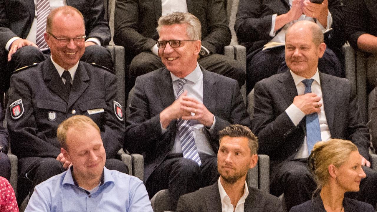 Der Hamburger Polizeiführer für G20, Hartmut Dudde (l-r), Bundesinnenminister Thomas de Maiziere (CDU) und Hamburgs erster Bürgermeister Olaf Scholz (SPD) beim Konzert in der Elbphilharmonie.