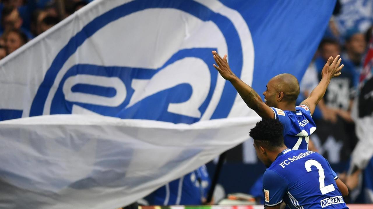 Naldo von Schalke bejubelt sein Tor zum 2:0 gegen Dortmund. Naldo von Schalke bejubelt sein Tor zum 2:0 gegen Dortmund.