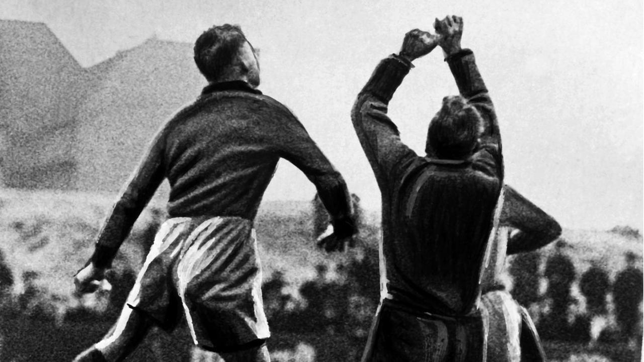 Das undatierte Foto zeigt einen Torwart beim Wegfausten eines Eckballs während eines Fußballspiels in den zwanziger Jahren. Das undatierte Foto zeigt einen Torwart beim Wegfausten eines Eckballs während eines Fußballspiels in den zwanziger Jahren.
