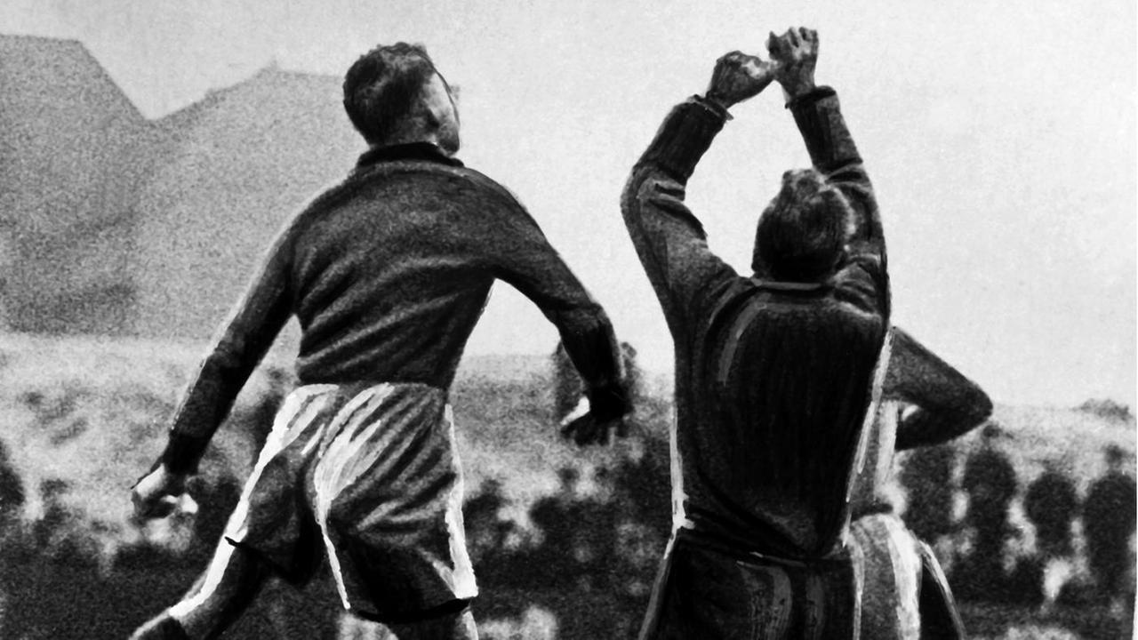 Das undatierte Foto zeigt einen Torwart beim Wegfausten eines Eckballs während eines Fußballspiels in den zwanziger Jahren. Das undatierte Foto zeigt einen Torwart beim Wegfausten eines Eckballs während eines Fußballspiels in den zwanziger Jahren.