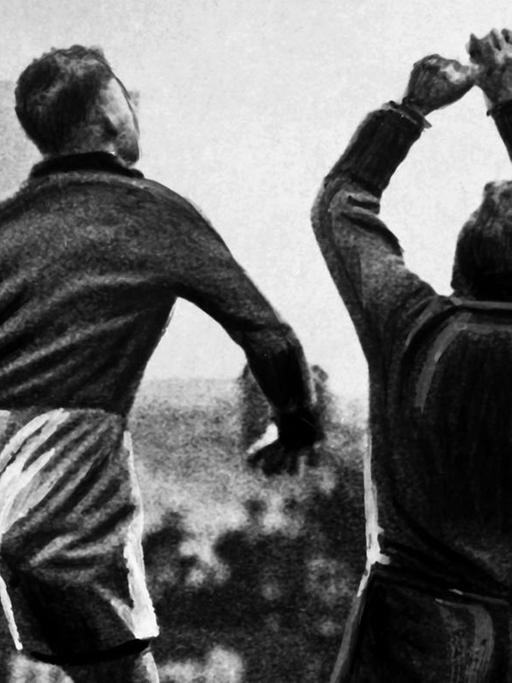 Das undatierte Foto zeigt einen Torwart beim Wegfausten eines Eckballs während eines Fußballspiels in den zwanziger Jahren.