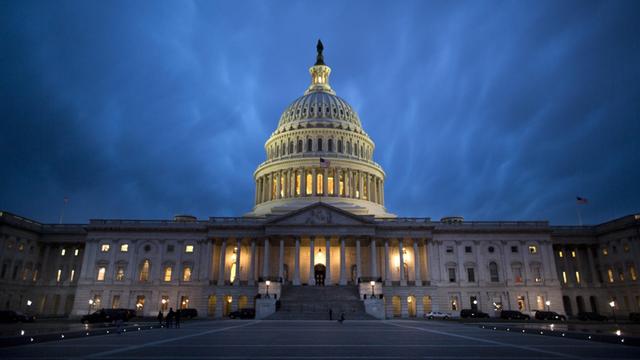 Das Kapitol in Washington bei Dämmerung