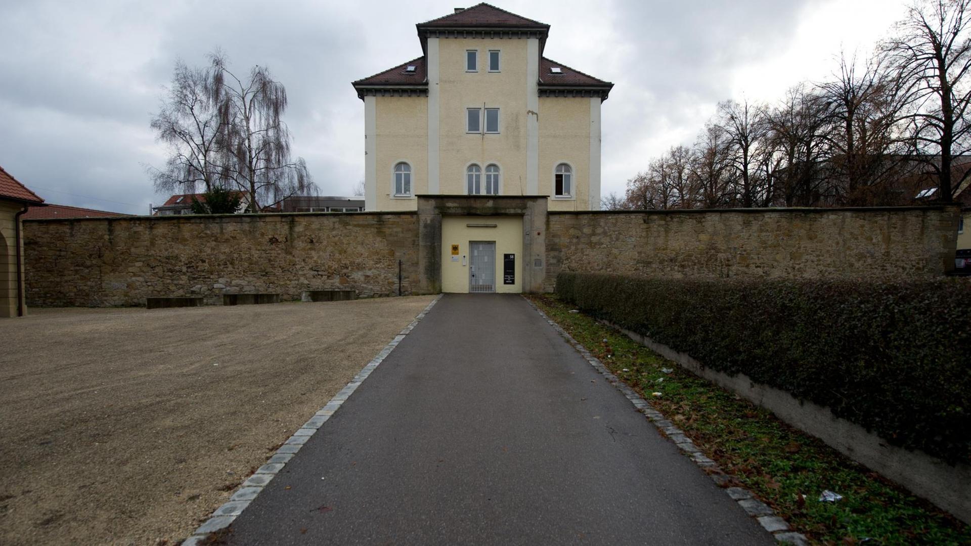 Das Gebäude, in dem sich die Zentrale Stelle der Landesjustizverwaltungen zur Aufklärung nationalsozialistischer Verbrechen befindet, aufgenommen am 05.12.2012 in Ludwigsburg (Baden-Württemberg). Das Gebäude, in dem sich die Zentrale Stelle der Landesjustizverwaltungen zur Aufklärung nationalsozialistischer Verbrechen befindet, aufgenommen am 05.12.2012 in Ludwigsburg (Baden-Württemberg).