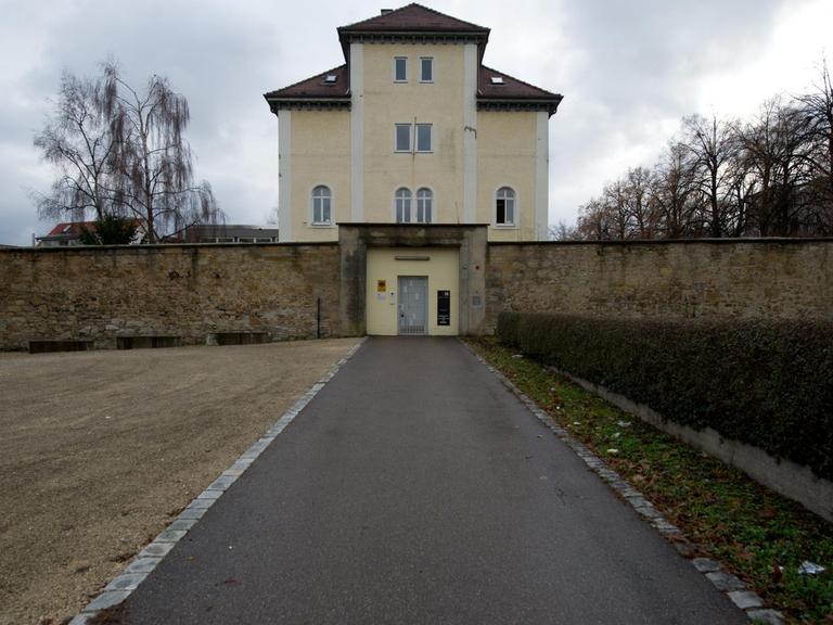 Das Gebäude, in dem sich die Zentrale Stelle der Landesjustizverwaltungen zur Aufklärung nationalsozialistischer Verbrechen befindet, aufgenommen am 05.12.2012 in Ludwigsburg (Baden-Württemberg).