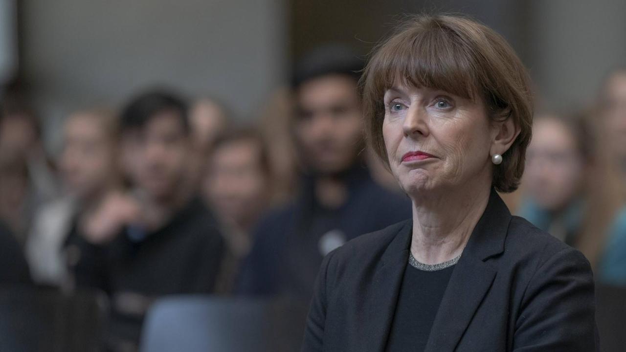 Henriette Reker sitzt in einem Saal und hört einer Rede zu. Henriette Reker sitzt in einem Saal und hört einer Rede zu.