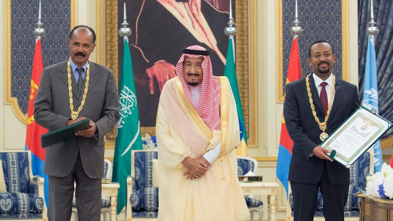 EritreasPräsident Isaias Afwerki (links) und Äthiopiens Premier Abiy Ahmed (rechts) präsentieren im September mit dem saudischen König Salman den unterzeichneten Freundschaftsvertrag.
