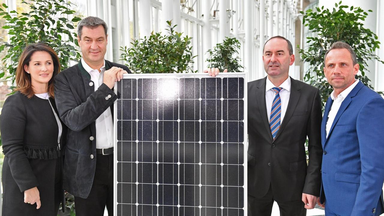 Söder posiert vor einem Solarpanel anläßlich einer Pressekonferenz der Bayerischen Staatsregierung zum Thema Klimaschutzoffensive am 19.11.2019 in Muenchen.v.li:Michaela KANIBER CSU,Landwirtschaftsministerin Bayern, Markus SOEDER Ministerpraesident Bayern und CSU Vorsitzender, Hubert AIWANGER Freie Waehler,Wirtschaftsminister und Thorsten GLAUBER, Umweltminister. Söder posiert vor einem Solarpanel anläßlich einer Pressekonferenz der Bayerischen Staatsregierung zum Thema Klimaschutzoffensive am 19.11.2019 in Muenchen.v.li:Michaela KANIBER CSU,Landwirtschaftsministerin Bayern, Markus SOEDER Ministerpraesident Bayern und CSU Vorsitzender, Hubert AIWANGER Freie Waehler,Wirtschaftsminister und Thorsten GLAUBER, Umweltminister.