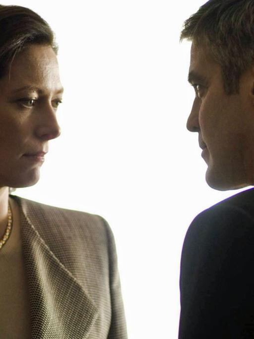 Tilda Swinton als Juristin Karen Crowder und George Clooney in der Rolle des Titelhelden im Thriller "Michael Clayton" von Tony Gilroy