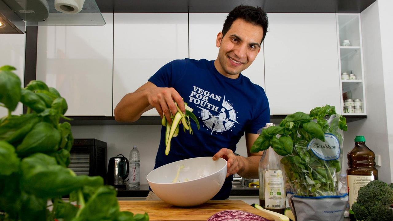 Attila Hildmann, Autor mehrerer veganer Kochbücher, kocht am 19.02.2014 in seiner Küche in Berlin. Attila Hildmann, Autor mehrerer veganer Kochbücher, kocht am 19.02.2014 in seiner Küche in Berlin.
