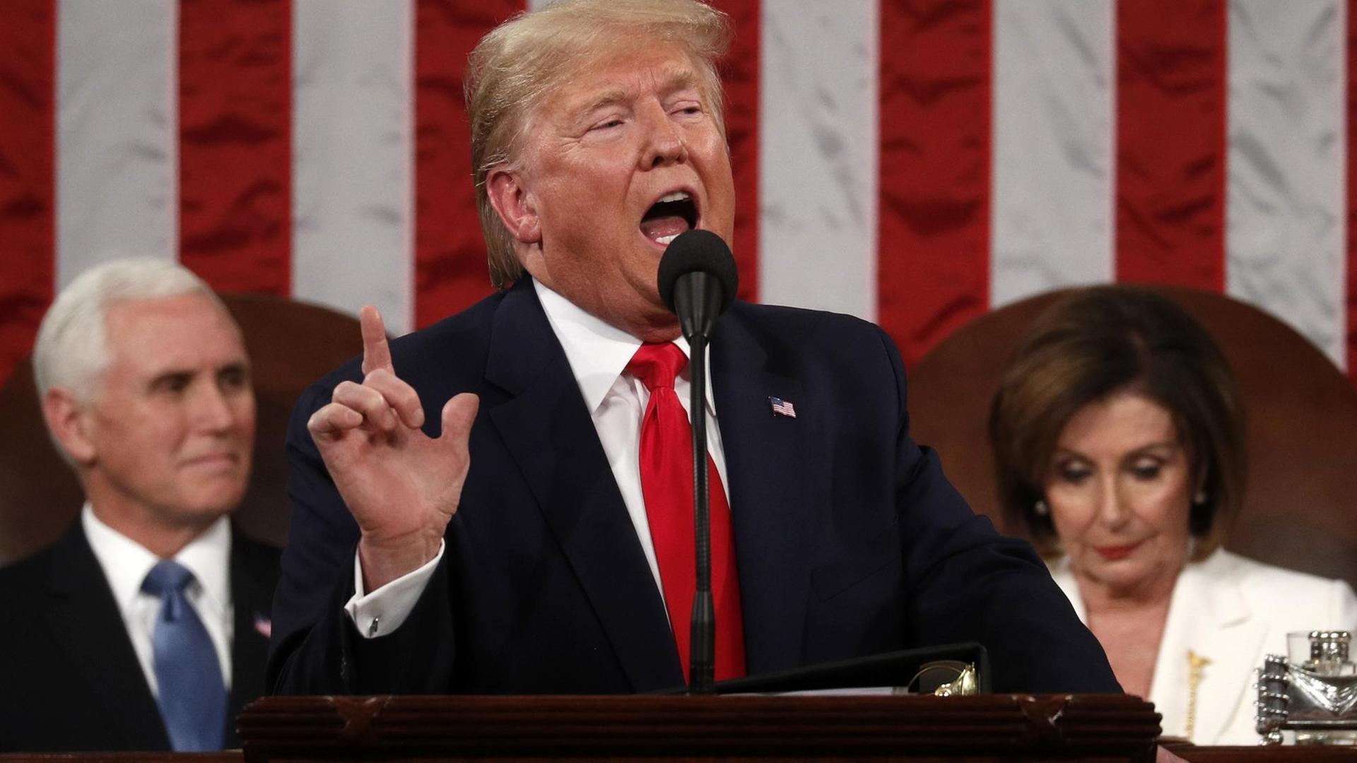 US-Präsident Trump steht an einem Rednerpunkt und spricht mit erhobenem Finger. US-Präsident Trump steht an einem Rednerpunkt und spricht mit erhobenem Finger.