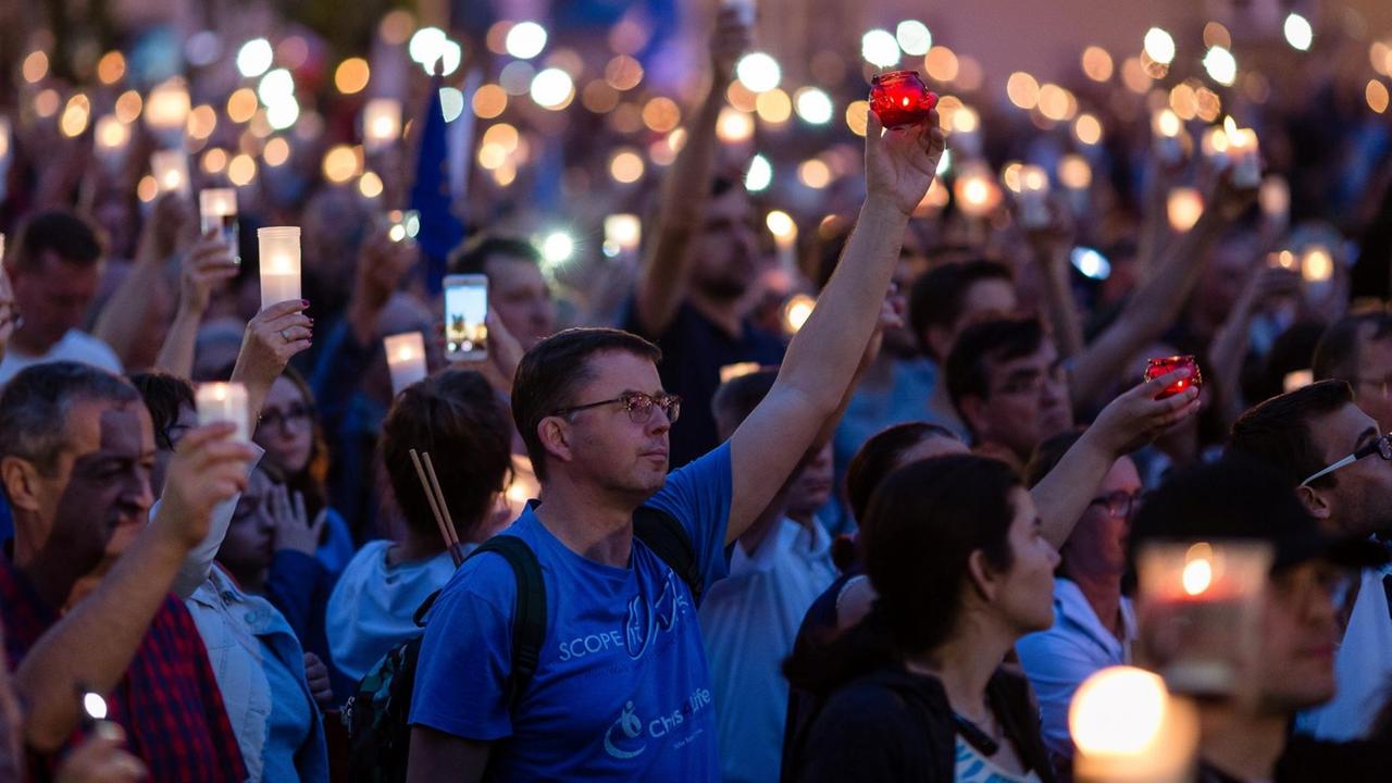 Proteste vor dem Obersten Gerichtshof in Warschau gegen die umstrittene Justizreform Proteste vor dem Obersten Gerichtshof in Warschau gegen die umstrittene Justizreform