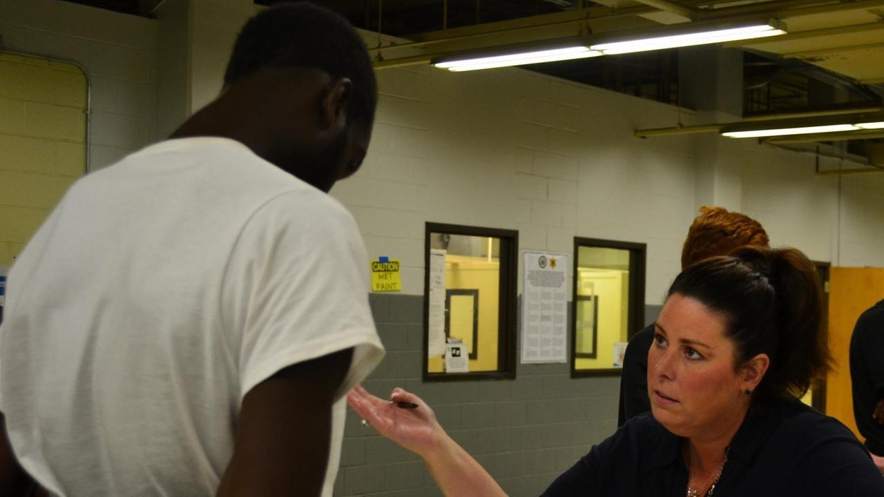 Marianne Kelly und Insasse der US- Strafvollzugsanstalt Cook County Jail, Chicago Marianne Kelly und Insasse der US- Strafvollzugsanstalt Cook County Jail, Chicago