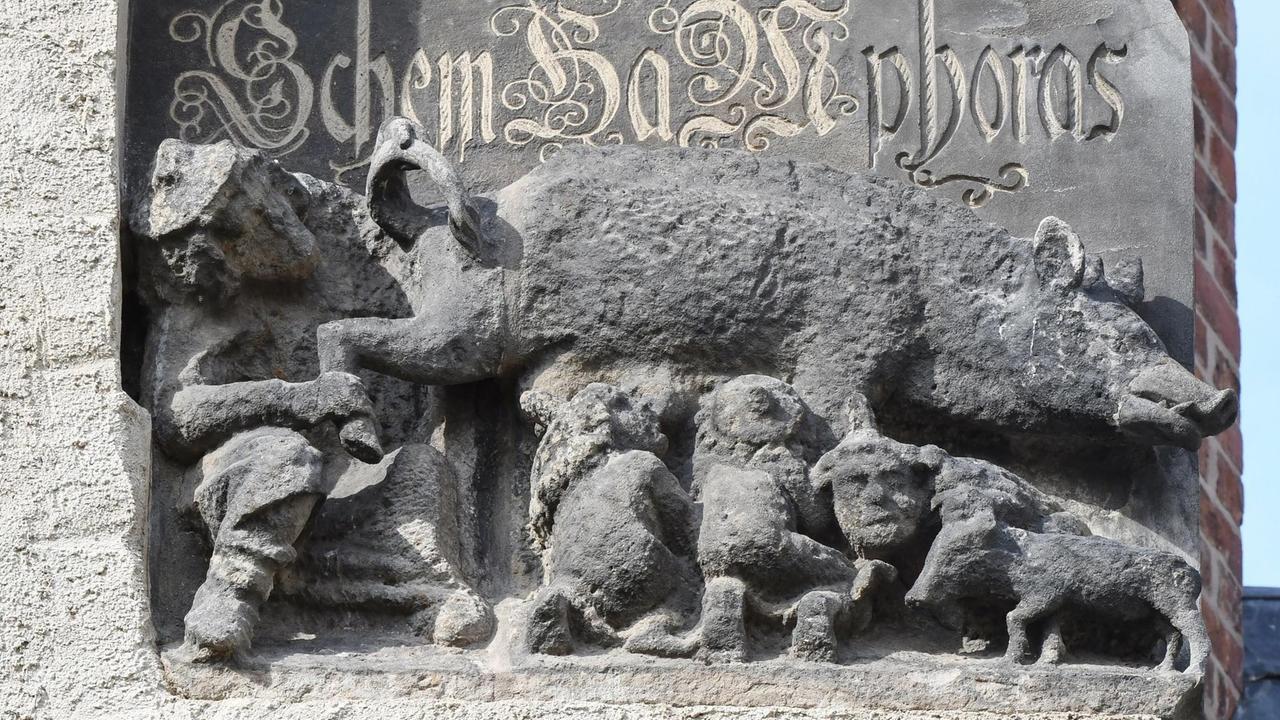 Die sogenannte " Judensau" - ein Schmäh-Relief an der evangelischen Stadtkirche Wittenberg. 