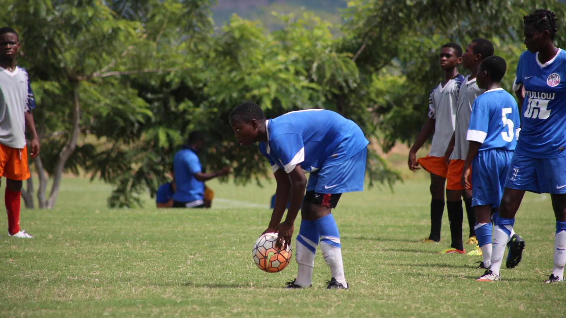 Schülerinnen und Schüler der Sportakademie in Ghana beim Training. Schülerinnen und Schüler der Sportakademie in Ghana beim Training.