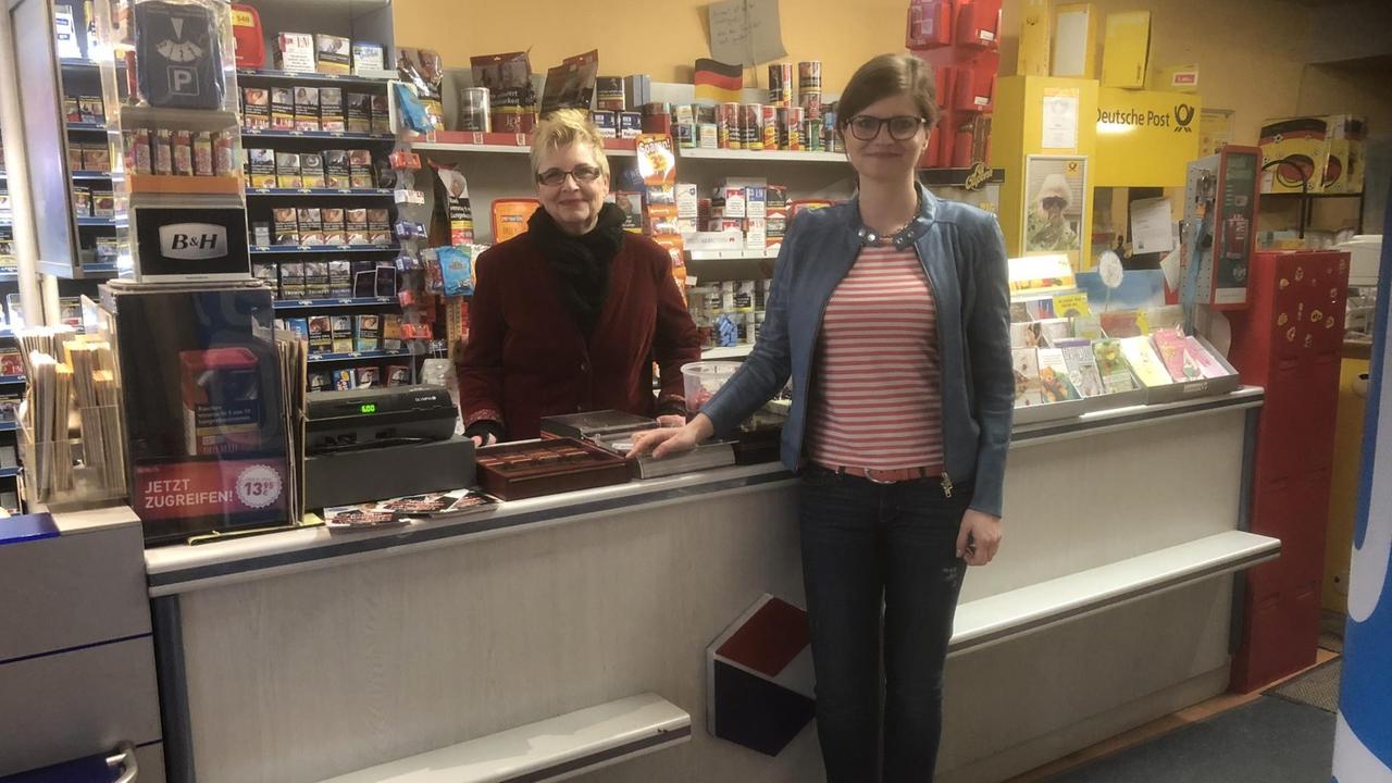 Sarah Philipp (re.), stellvertretende Vorsitzende der SPD-Landtagsfraktion in Nordrhein-Westfalen, mit ihrer Mutter im elterlichen Lottogeschäft in Duisburg. Sarah Philipp (re.), stellvertretende Vorsitzende der SPD-Landtagsfraktion in Nordrhein-Westfalen, mit ihrer Mutter im elterlichen Lottogeschäft in Duisburg.