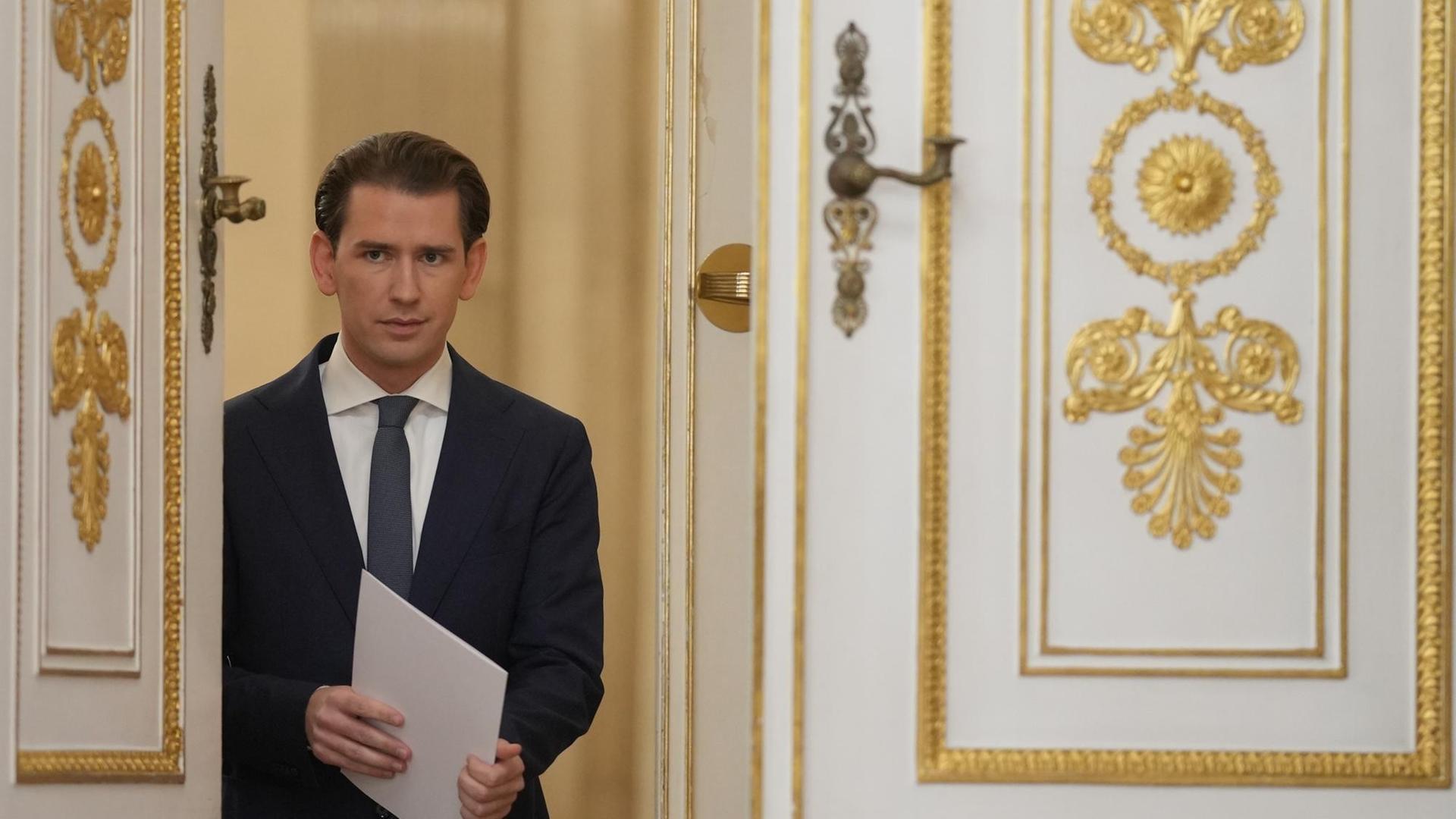 Sebastian Kurz, Ex-Bundeskanzler Österreichs, tritt durch eine Tür Sebastian Kurz, Ex-Bundeskanzler Österreichs, tritt durch eine Tür