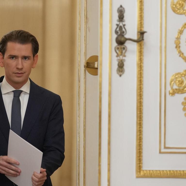 Sebastian Kurz, Ex-Bundeskanzler Österreichs, tritt durch eine Tür