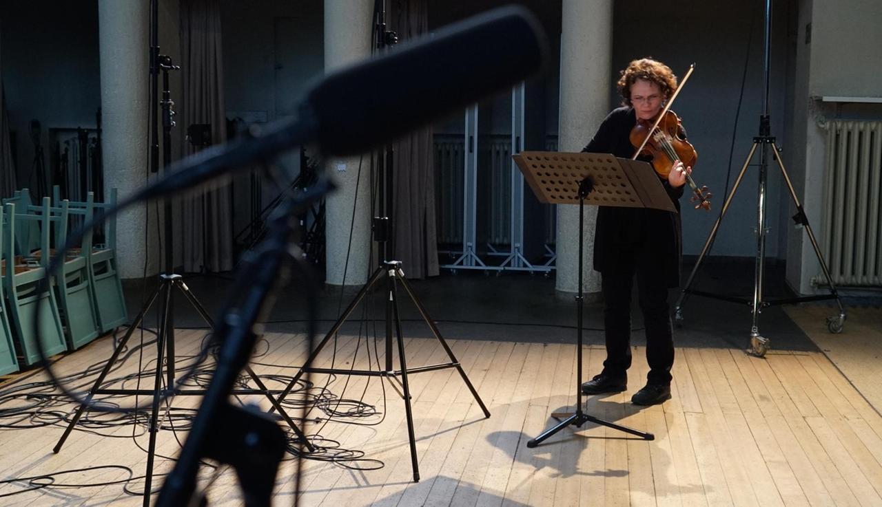Dei Musikerin steht hinter zahlreichen Mikrophonen in der Kirche. Dei Musikerin steht hinter zahlreichen Mikrophonen in der Kirche.