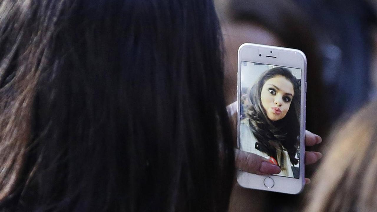 Selena Gomez macht ein Selfie Selena Gomez macht ein Selfie