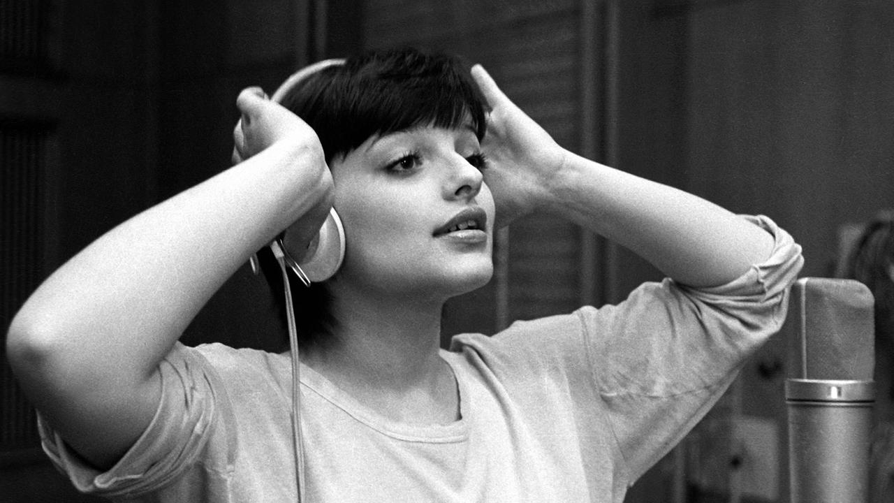 Nina Hagen singt im DDR-Rundfunkstudio; Aufnahme von 1974