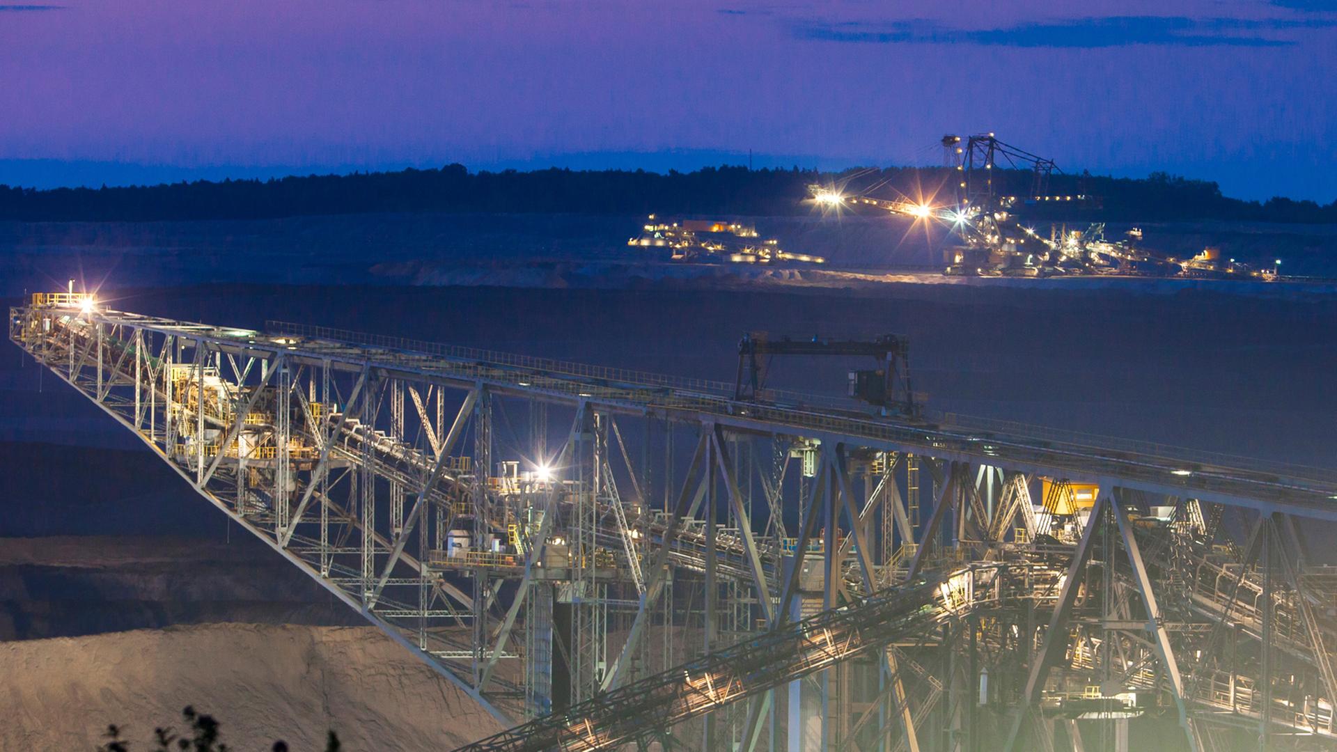 Abendlicher Blick vom Aussichtspunkt Welzow auf die beleuchtete Abraumfoerderbruecke F60 und einen Absetzer im Tagebau Welzow-Süd. Abendlicher Blick vom Aussichtspunkt Welzow auf die beleuchtete Abraumfoerderbruecke F60 und einen Absetzer im Tagebau Welzow-Süd.